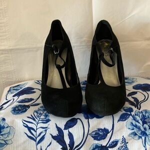 Guess Women’s Black Suede T-Strap 4 1/2” Stiletto Sz 9 Heels-small G on heels